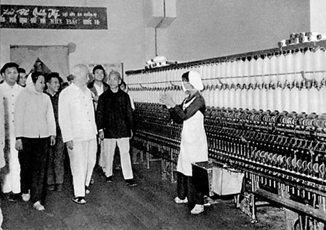 Bác Hồ với công nhân ngành dệt may